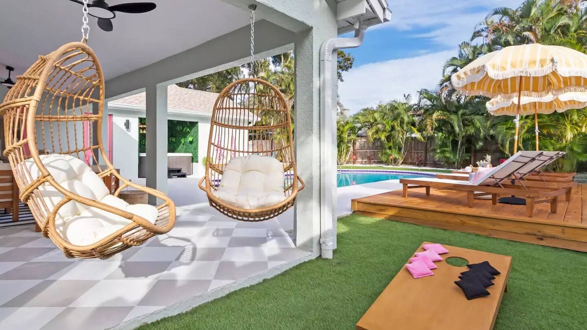 Largo House | Retro PALMS! Heated Salt Water Pool ~ Hot Tub ~ Golf ~ Game Room ~ EPIC retreat!