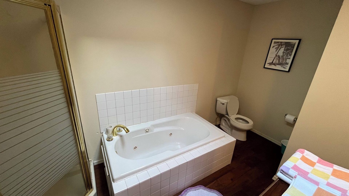 Bristol House | Retro Retreat! 2BR, 1 Bath Home with WiFi, AC in wonderful Bristol, VA