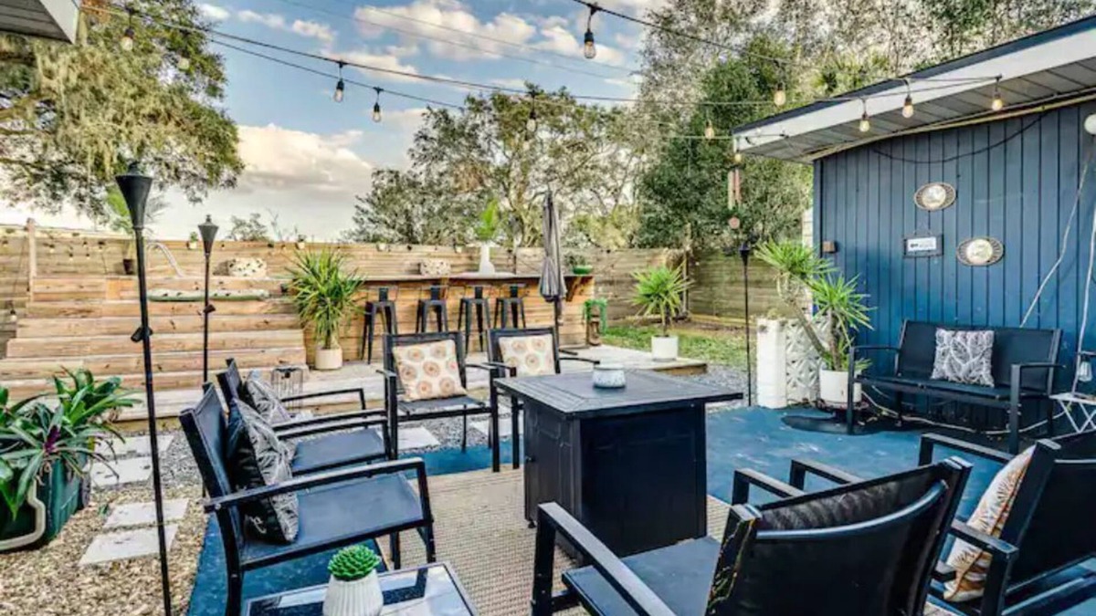 Lake Bentley House | Retro Retreat, central lkld Mid-Mod home with POOL