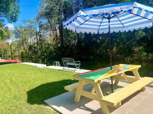 Crystal River House | Retro Retreat - Waterfront