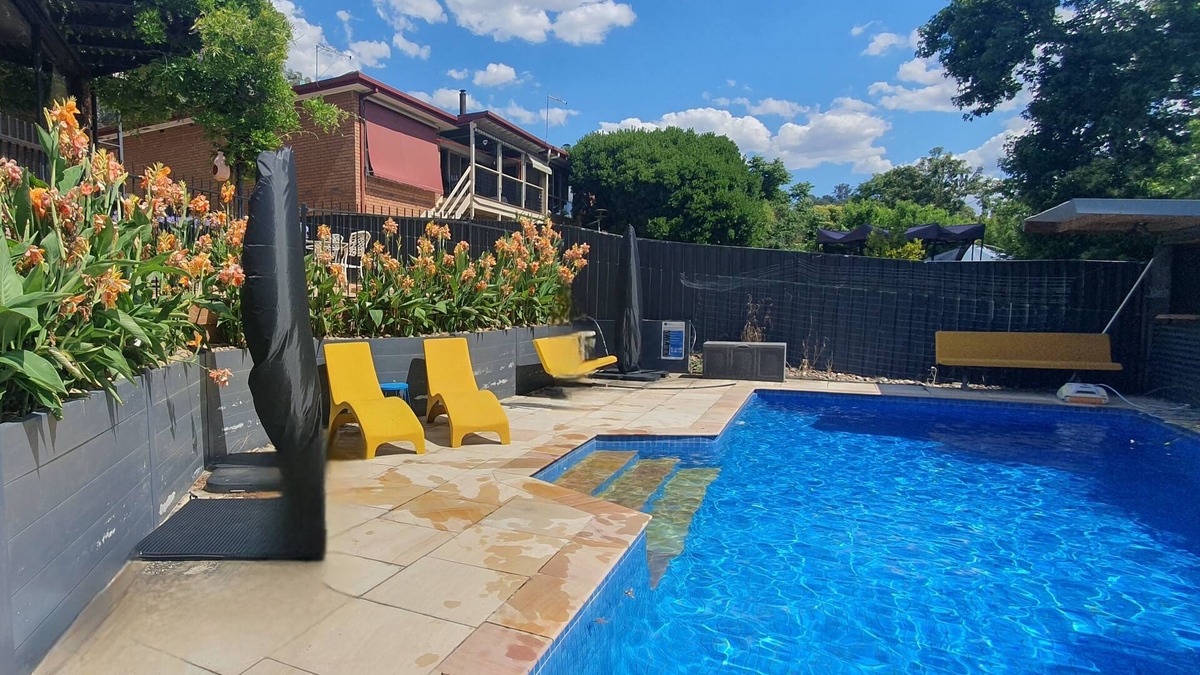 Wodonga House | Retro tri-split-level family home, outstanding views, large pool: Albury Wodonga