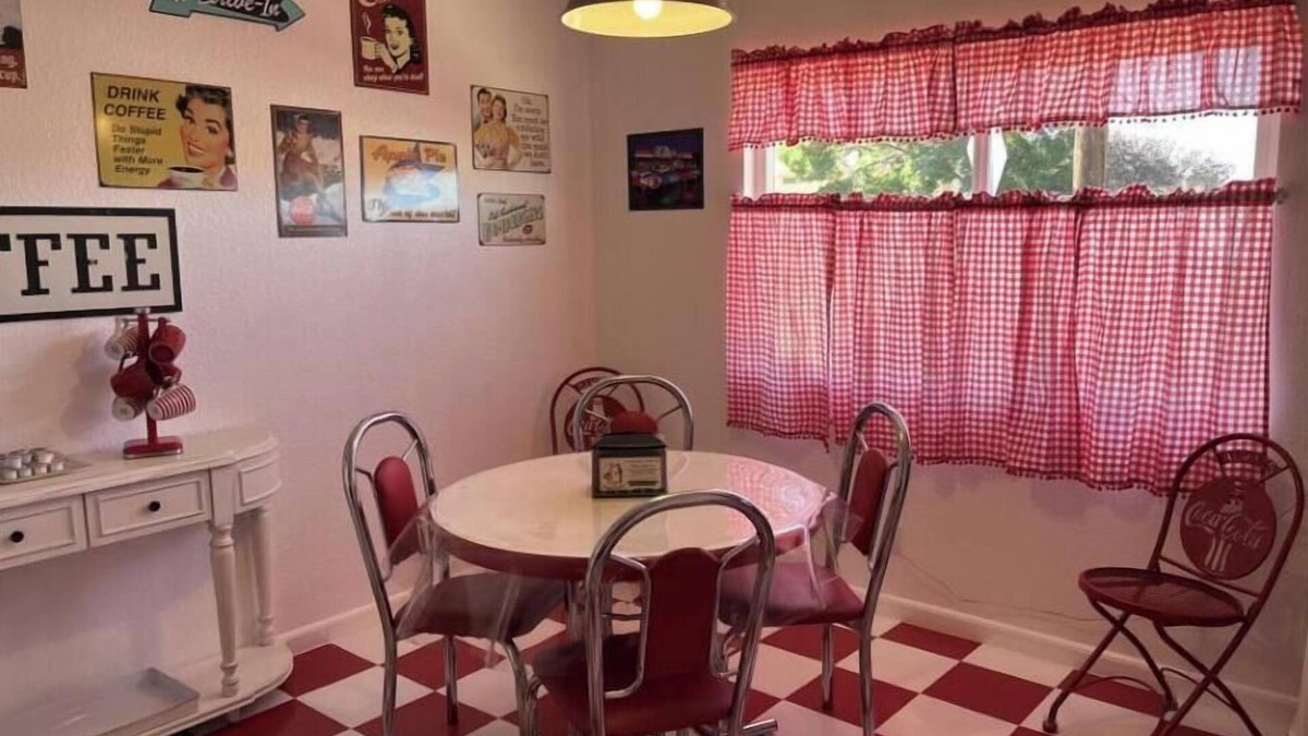 Kingman Apartment | Retro unit#3