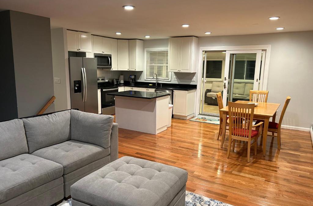 Danbury House | Reunions at Candlewood Lake