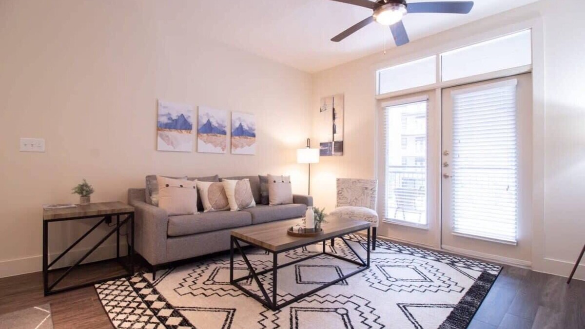 Houston Apartment | Revive Tanglewood | Stunning 2BR in Uptown Houston