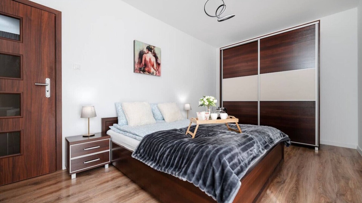 Srodmiescie Apartment | Rewolucji Apartment - 52m2, Parking, Balcony - by Rentujemy