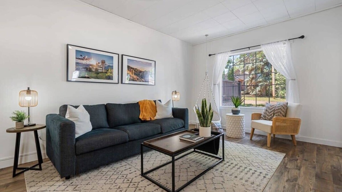 Drumheller House | Rex Retreat | Steps to the Big Dino | Sleeps 8