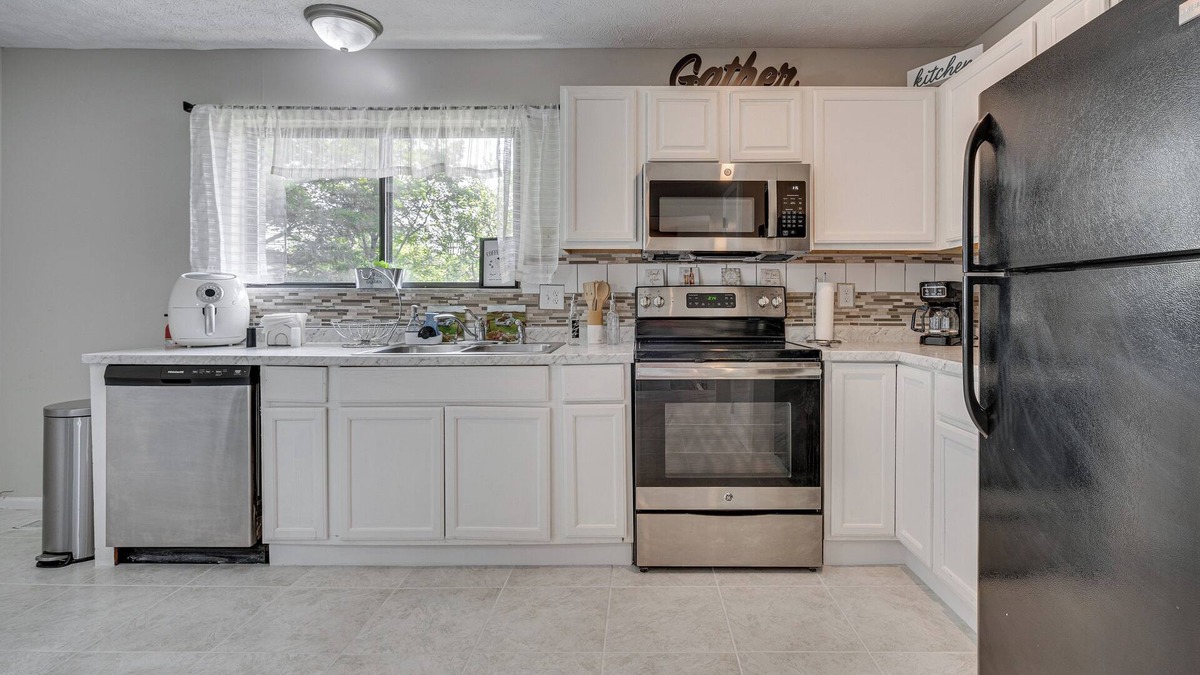 Reynoldsburg House | Reynoldsburg Home w/Patio ~ 11 Mi to Columbus!