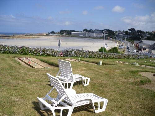 Trevou-Treguignec Apartment | Rez de jardin 5 pers avec piscine, vue directe sur la plage à 40 m