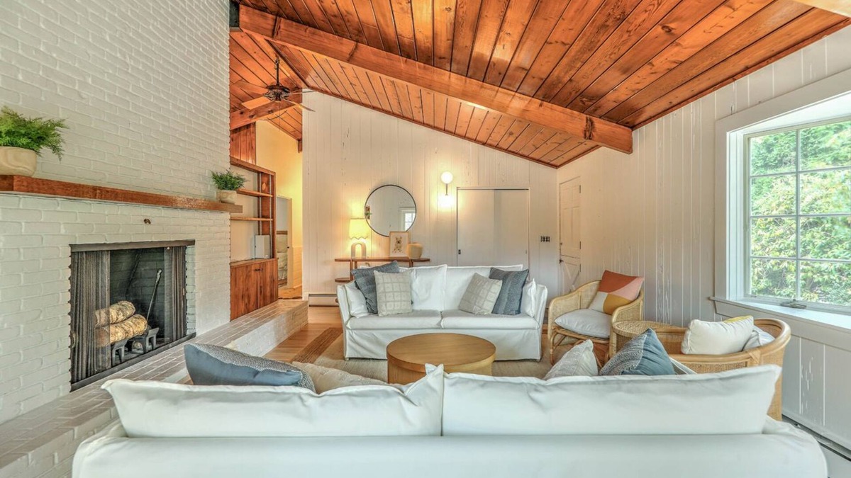 Wakefield-Peacedale House | Rhody Beach Bungalow - Downtown Wakefield! 7 minutes to Narragansett Beach!