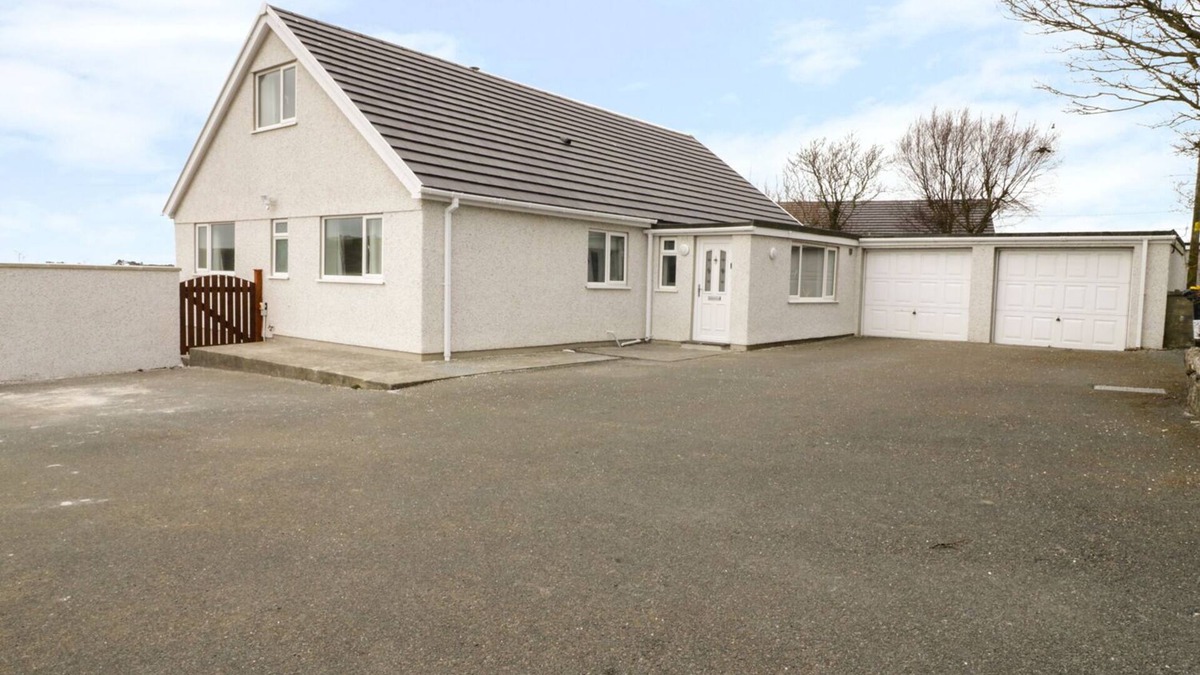 Pen-y-sarn Cottage | RHOS HELYG, pet friendly, luxury holiday cottage in Penysarn