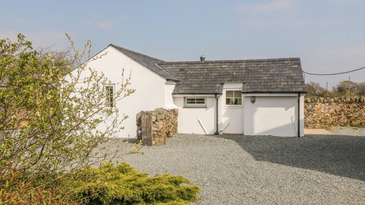 Rhyd-y-clafdy Cottage | RHOS Y FOEL COTTAGE, pet friendly, with hot tub in Nefyn