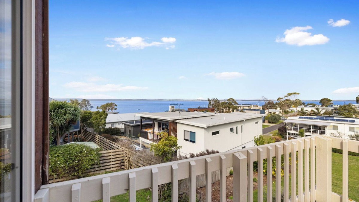 Rhyll House | Rhyll Beach Retreat walk to beach yacht club, pets ok, short drive to Cowes