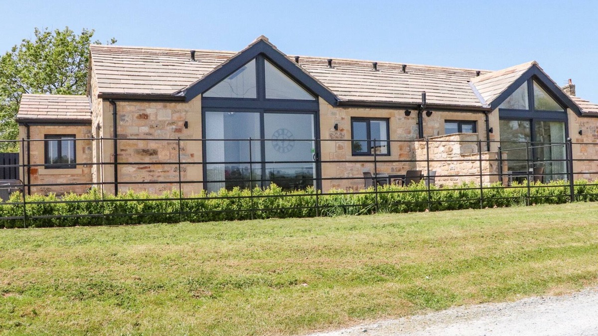 Bolton by Bowland Cottage | RIBBLE VIEW, pet friendly, with hot tub in Chatburn