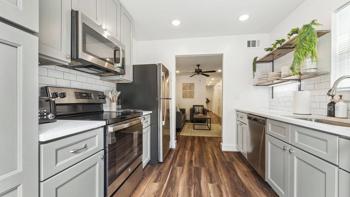 South Central Houston Apartment | Rice Village Escape ~ Dining Shopping Fun
