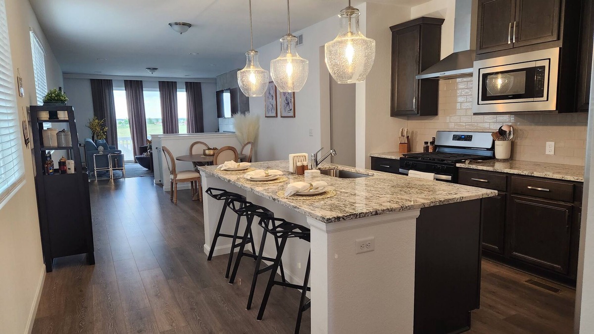 Longmont House | Rich King Bed on Highpoint!