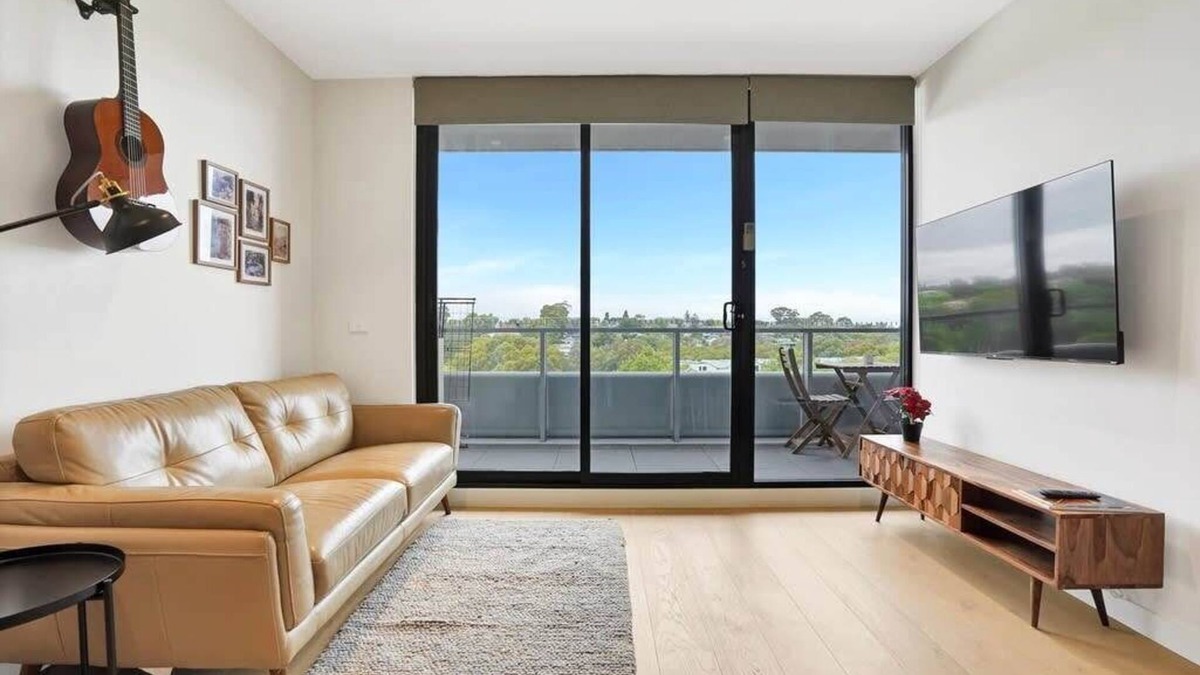 Richmond North Apartment | Richmond Heritage Executive Apt. for 2 w/parking