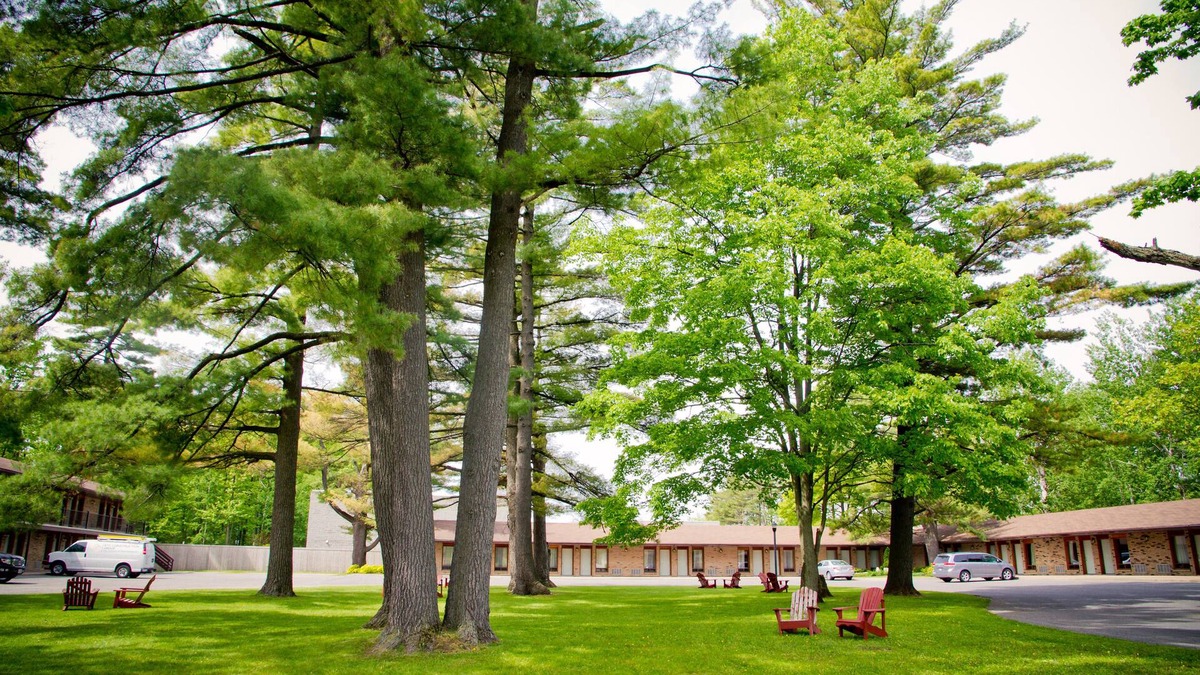 Ottawa Division Hotel | Rideau Heights Inn