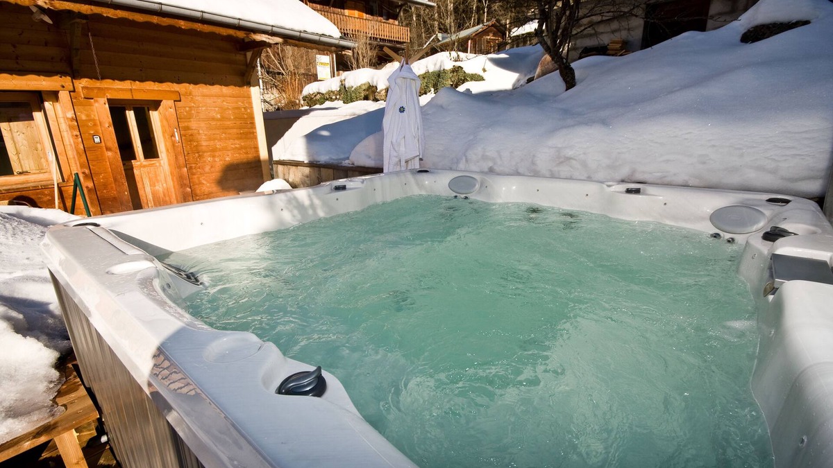 Morzine Ski Chalet | Riders Refuge's 4 bedroom Chalet Outdoor Hot Tub Central Morzine