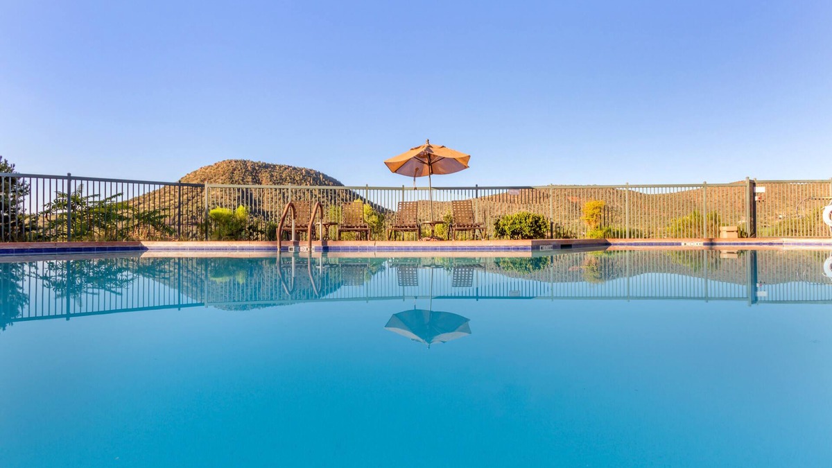 Oak Creek Resort | Ridge on Sedona - 1 BEDROOM 1 KING SUITE WITH ROLL-IN SHOWER