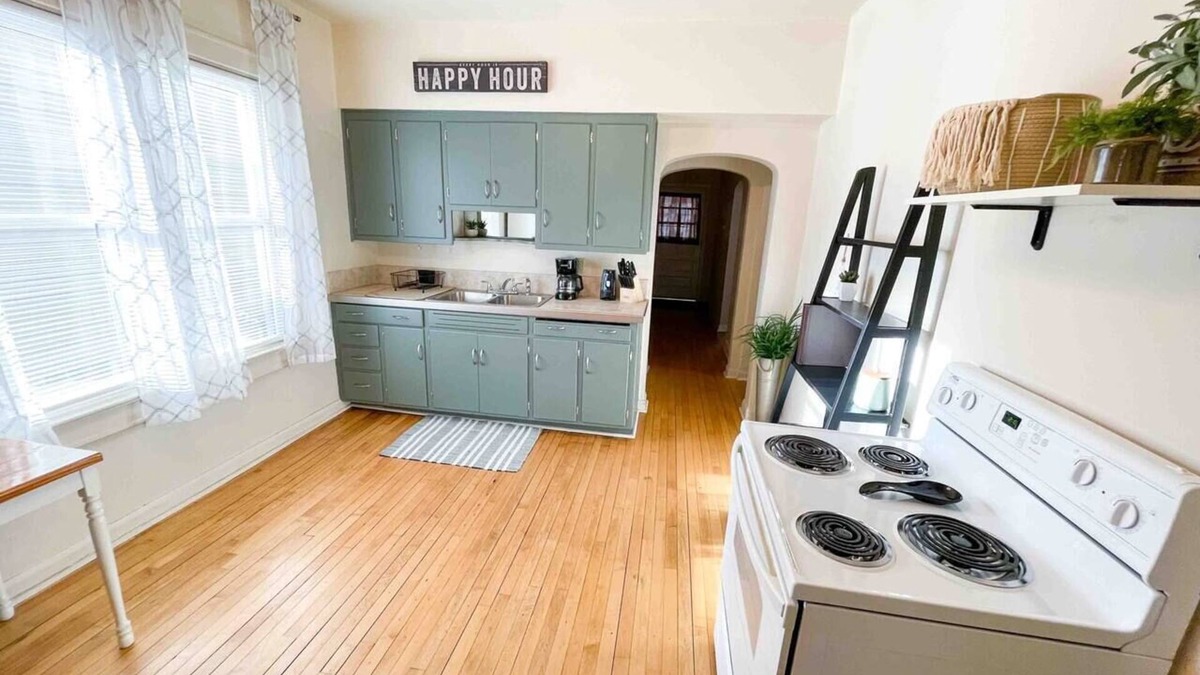 Ironwood House | Ridge Street Cottage for Traveling Professionals 1