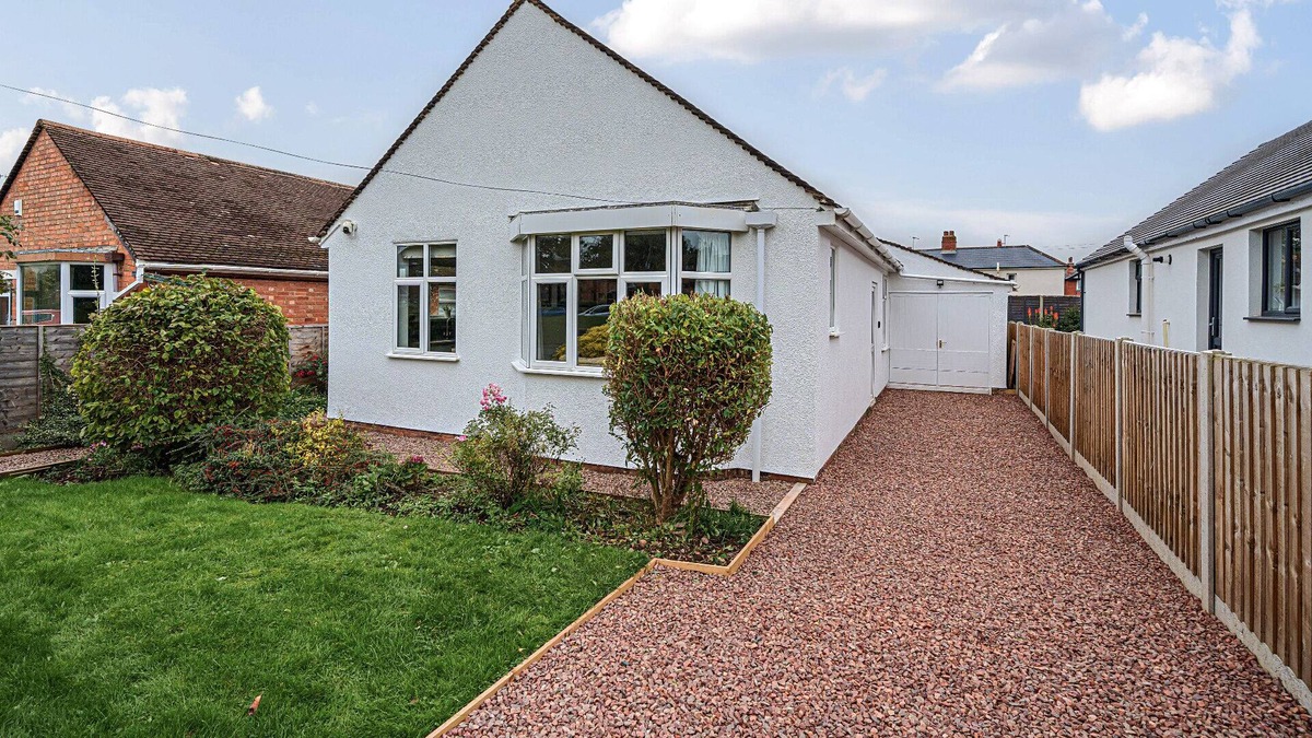 Malvern Cottage | RIDGE VIEW MALVERN, pet friendly, with a garden in Great Malvern