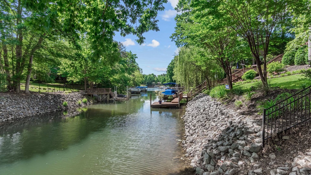 Mooresville House | Ridgetop Lakefront Retreat! Sleeps 16, Pets welcome! Boat Rental Available!