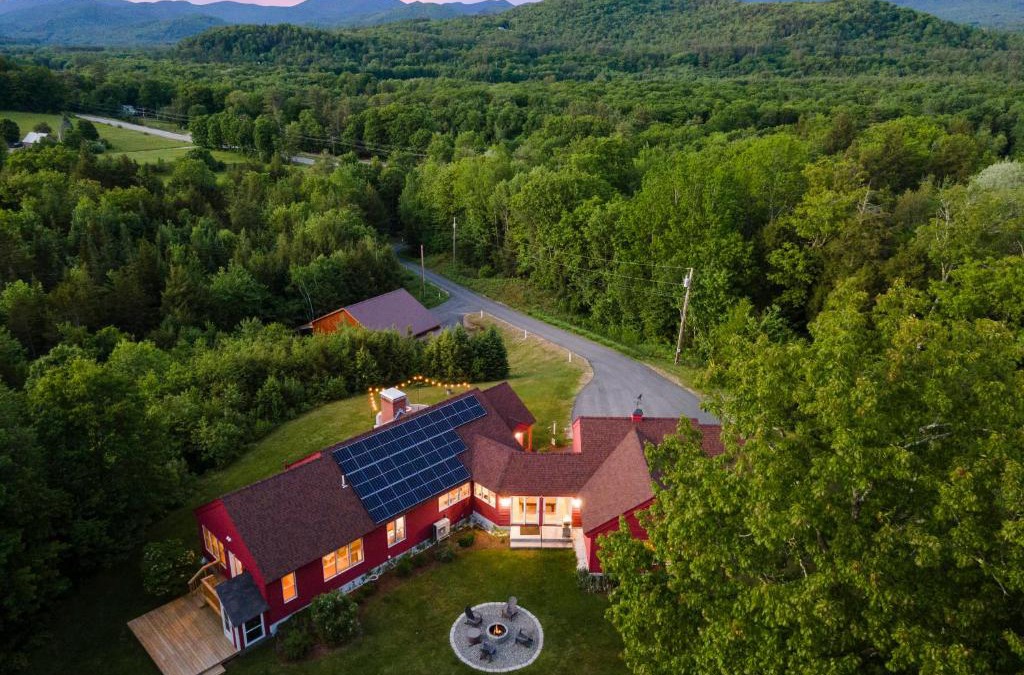 Thornton House | Ridgeview - 70 acre White Mountain estate with views