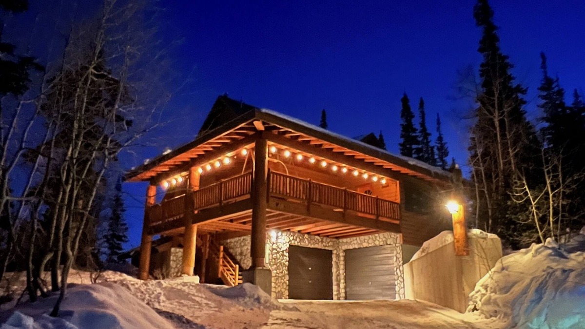 Brian Head Cabin | Ridgeview Retreat a Spectacular Log Gathering place in Brianhead .3 mi to lift