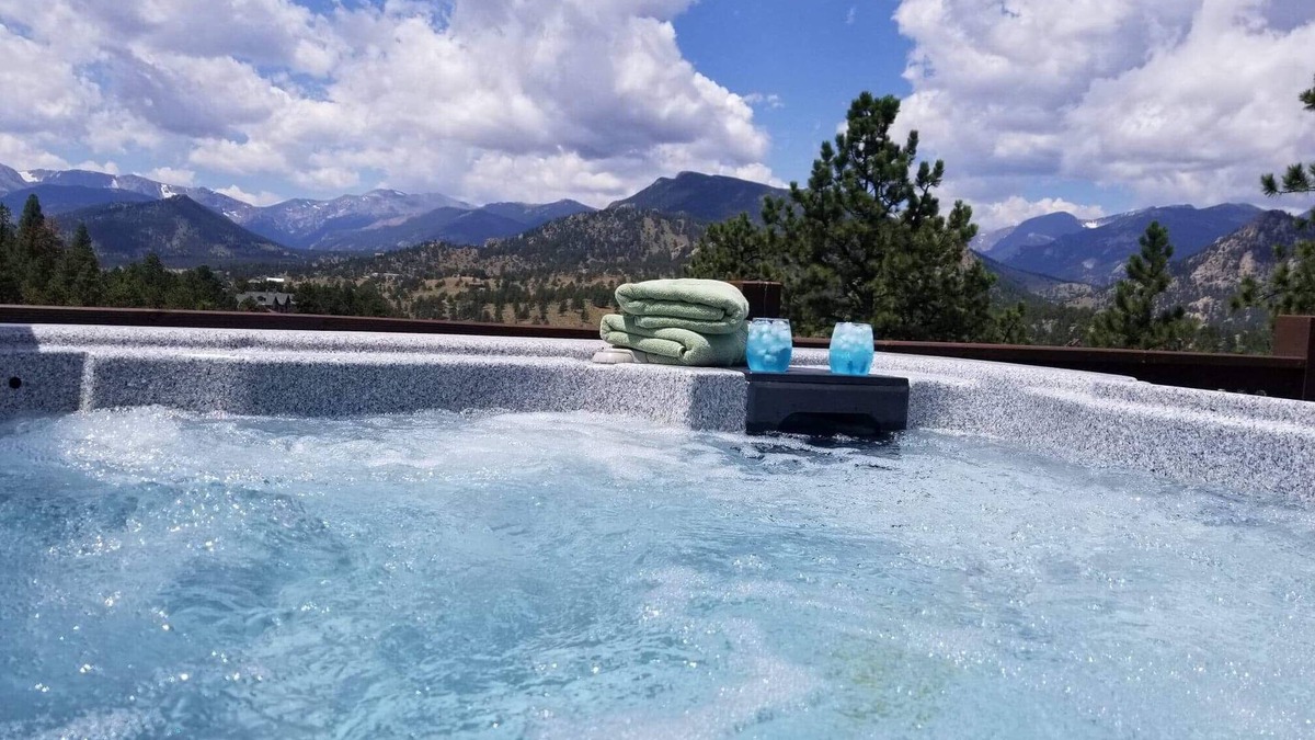 Estes Park House | RIDGEVIEW RETREAT/Huge views! Hot tub, fireplaces, A/C, and location!
