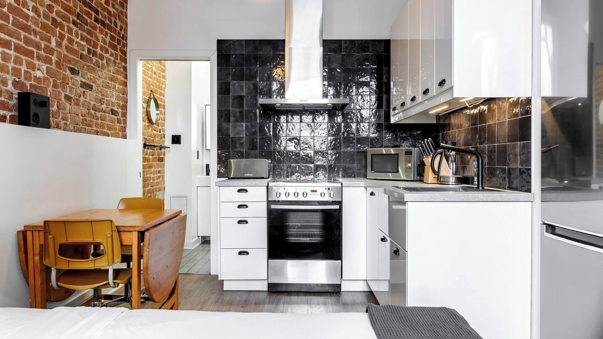 Plateau Mont Royal Apartment | Rififi Studio | WIFI | TV | Balcony | AC