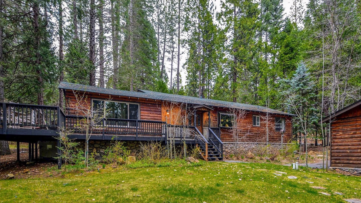 Glencoe Cabin | RIGHT ACROSS FROM LAKEMONT PINES LAKE SLEEPS 12 W/HOT TUB + EV CHARGER