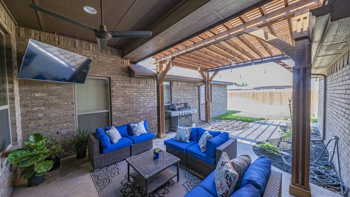 Midland House | Right At Home- Midland Los Patios w/Community Pool