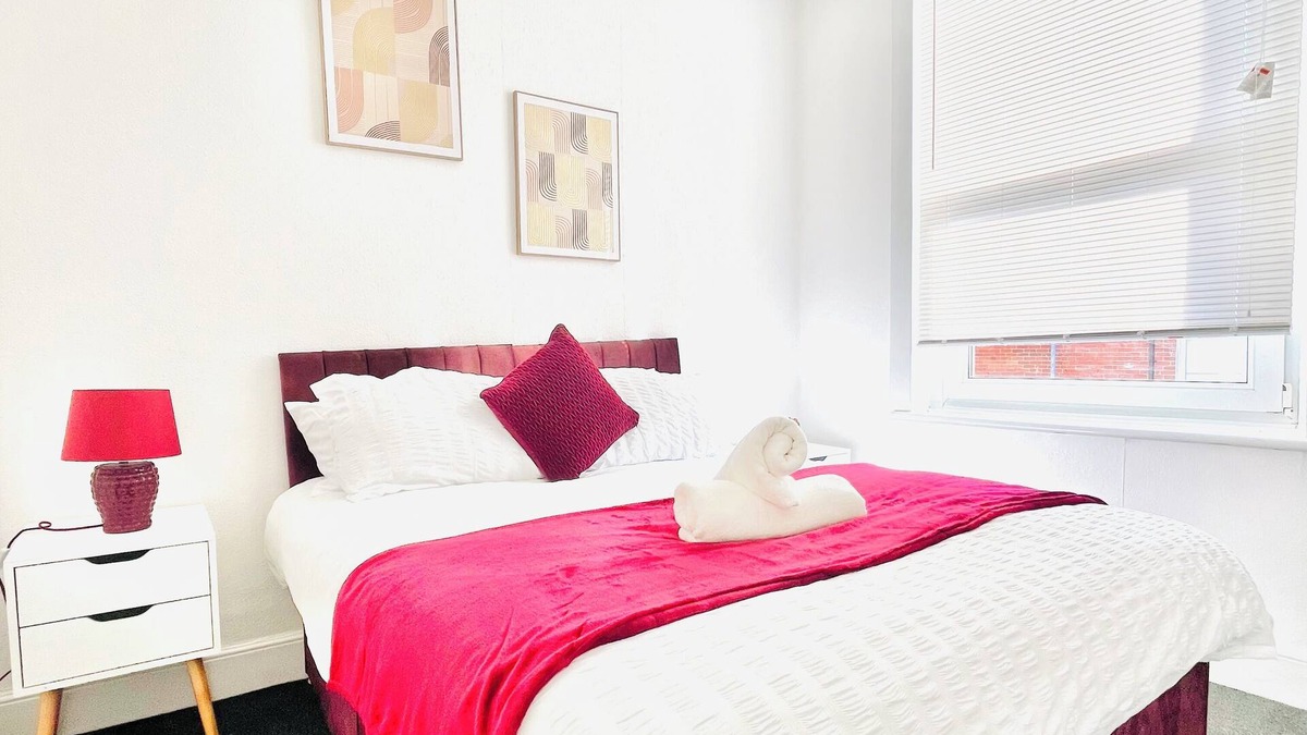 Southsea House | Right in the heart of Portsmouth, less than 10 minutes walk from the beach!