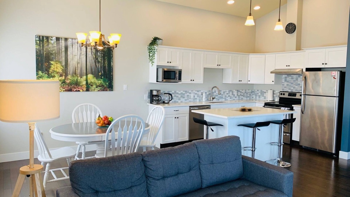Ladysmith Condo | Right off Main Street, near delicious bakeries and more.10 minute walk to beach!