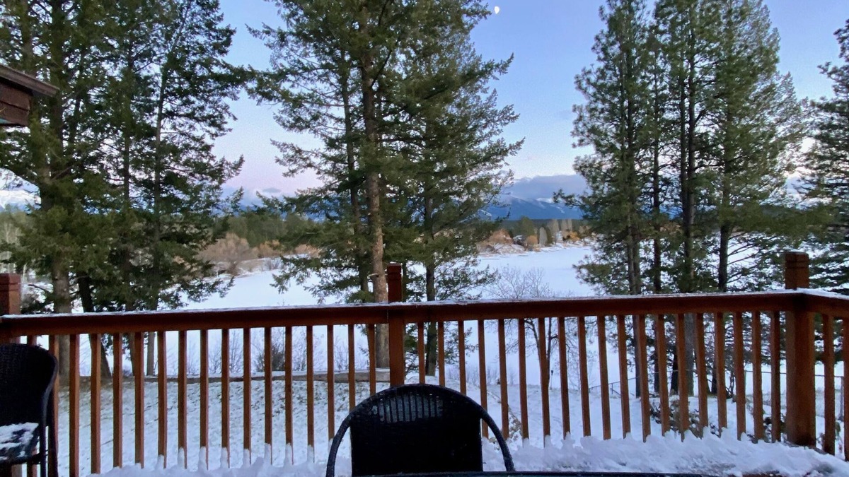 East Kootenay Cottage | Right on Beautiful Baynes Lake. Pet Friendly. A/C
