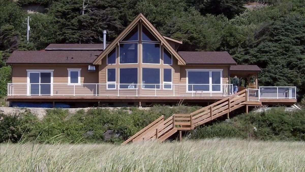 Moclips House | Right On the Beach! Hot Tub, Pet-friendly, Fireplace, WiFi, Best of NW Escapes!