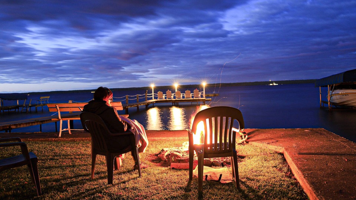 Dresden House | Right on the lake in the heart of the wineries! Smore's by the lake. Book now.