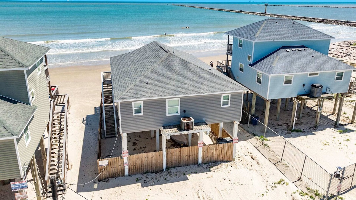Surfside Beach House | Right on the sandy BEACH, Hot Tub!