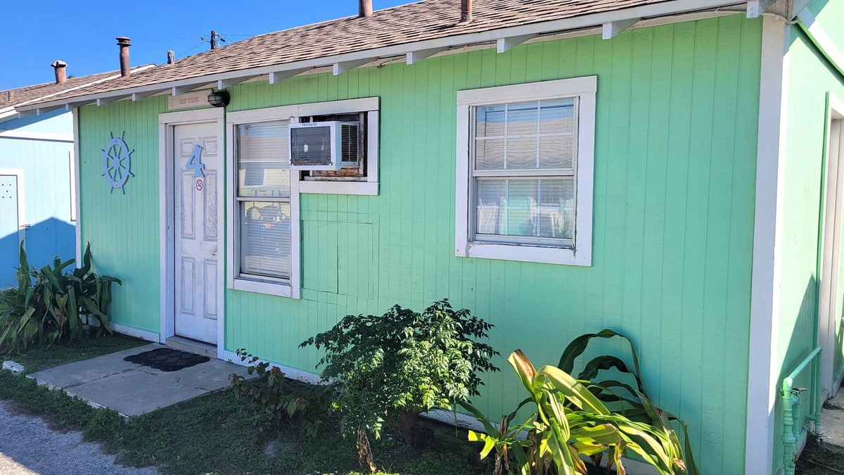 Old Town Cottage | Rip Tide! DB4-2 Bedroom/1 Bath Standard Cottage, Walk to the Beach, Dogs OK!