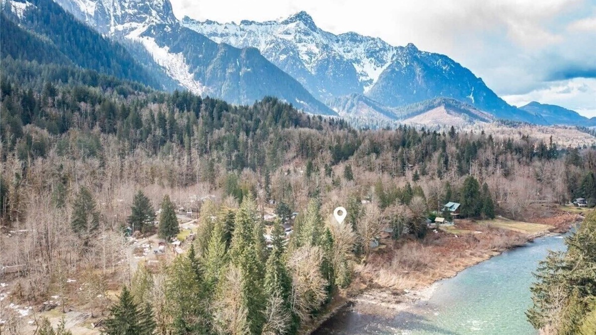 Gold Bar Cabin | Rising Sun Retreat- peaceful riverfront views spa