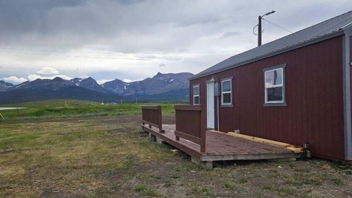 Browning Cabin | Rising Wolf CabinnGlacier National ParknCentralized location for exploring
