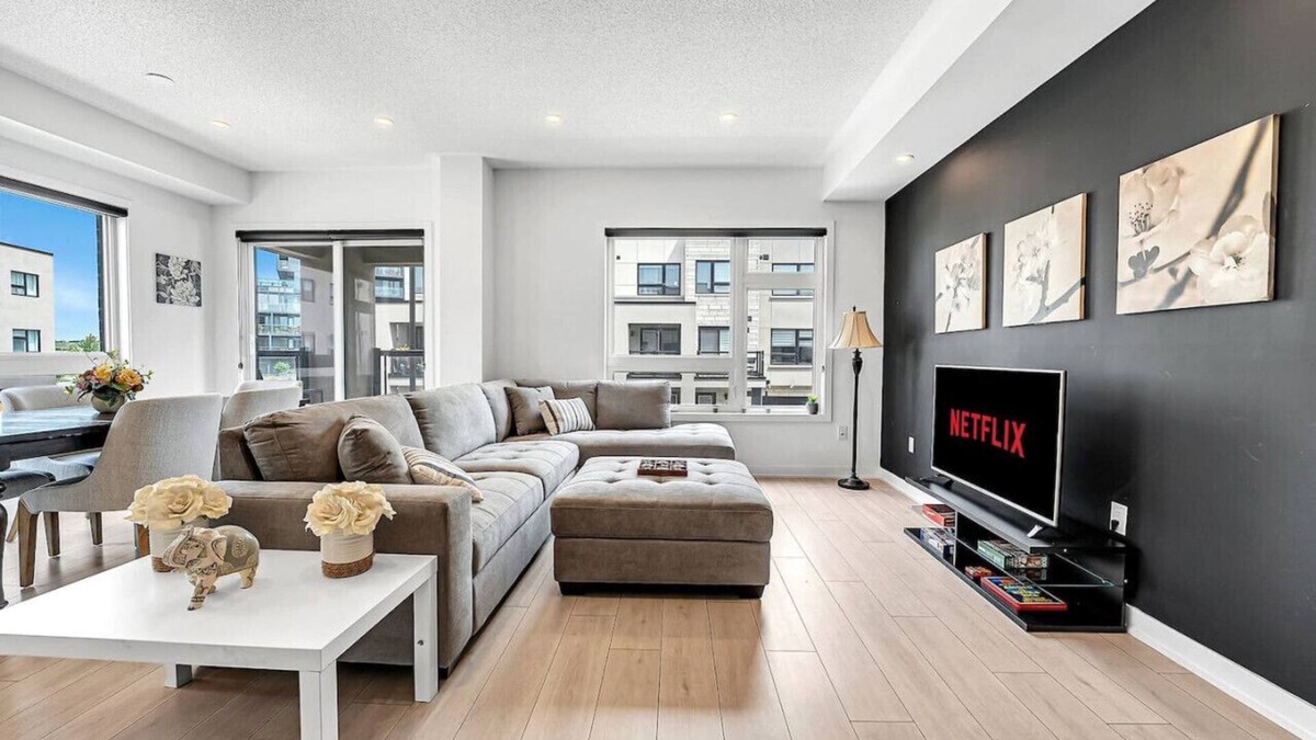Burlington House | Ritzy 3BR Home with Balcony Near Burlington Pier