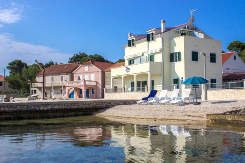 Krapanj Apartment | Riva