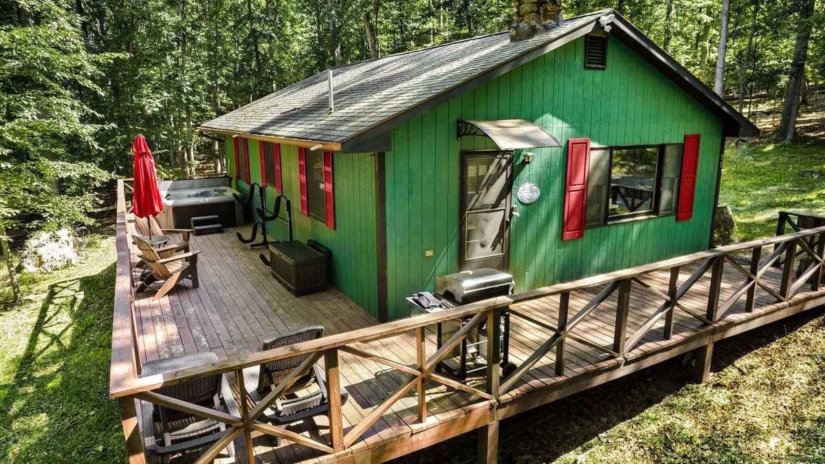 Great Cacapon Cabin | River Access Cabin w Hot Tub, FirePit & Kayaks!