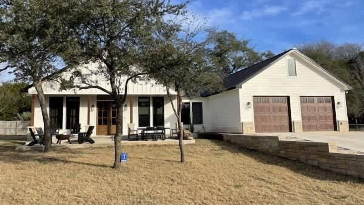Prairie Lea House | River Access | Firepit | Pet Friendly | Sleeps 8