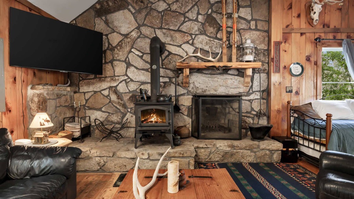 Great Cacapon Ski Chalet | River Access, Loft, Deck, WiFI & Pet Friendly