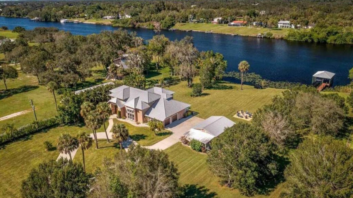 LaBelle House | River Bank Hideaway, "Go With The Flow" RIVERFRONT 3 Acres- "Heated Pool/Spa"