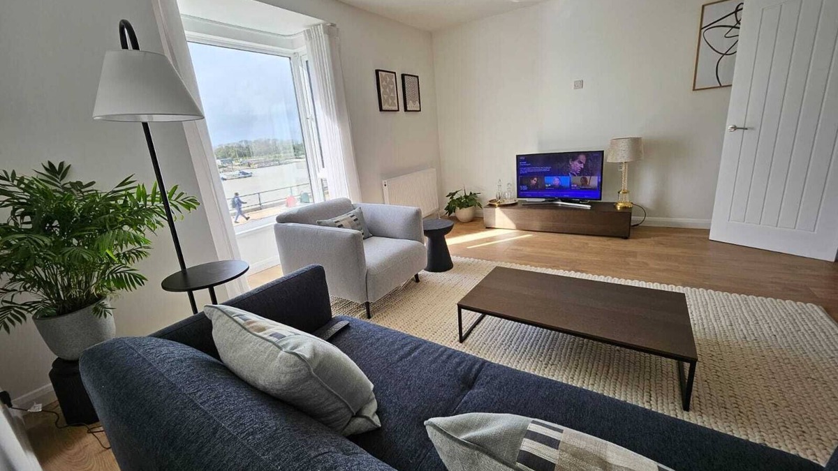 Littlehampton Apartment | River Breeze 3-Bed Balcony Apartment
