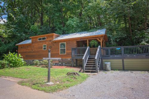 Lookout Valley Neighborhood Association House | River Cabin Hot Tub & Swim Spa Near Downtown