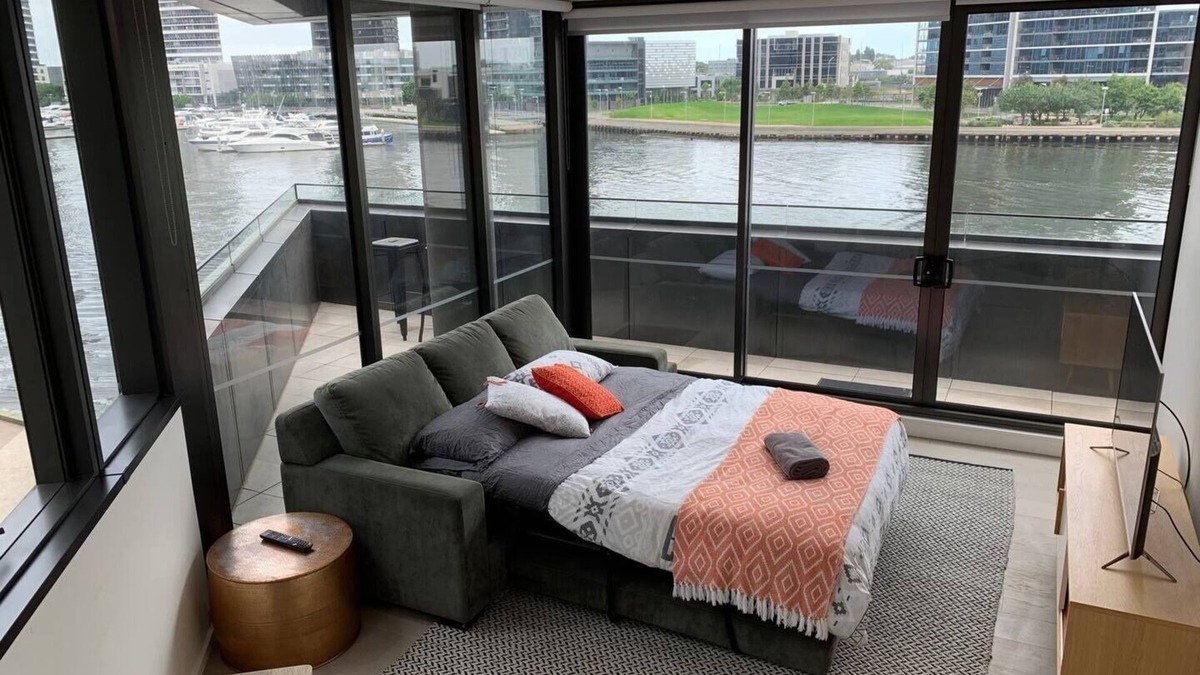 Docklands Apartment | River Delight: Free Parking, Gym
